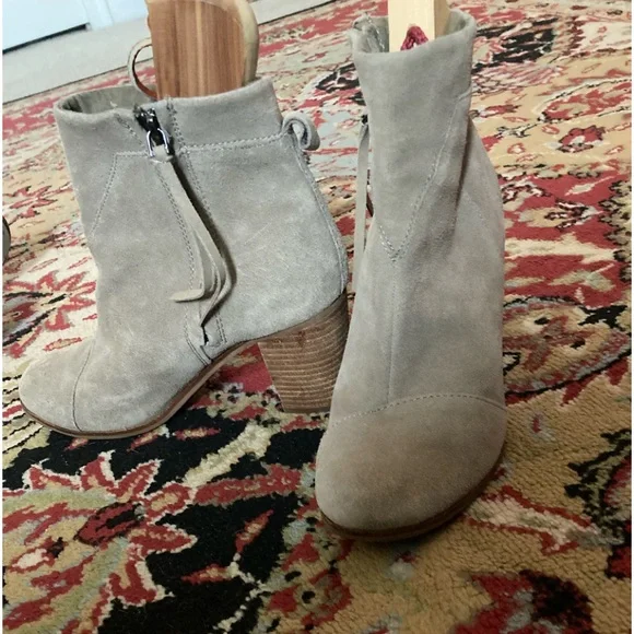 Boot - Picture 2 of 6